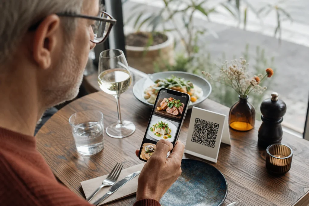 Client consultant le menu digital d’un restaurant après avoir scanné un QR Code